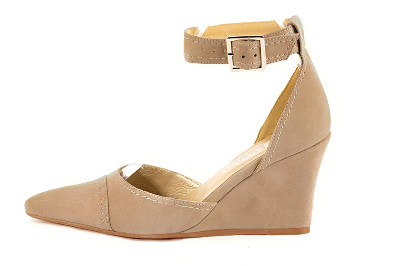 Tan beige women's open side shoes, with a strap around the ankle. Tapered toe. High wedge heels. Profile view - Florence KOOIJMAN